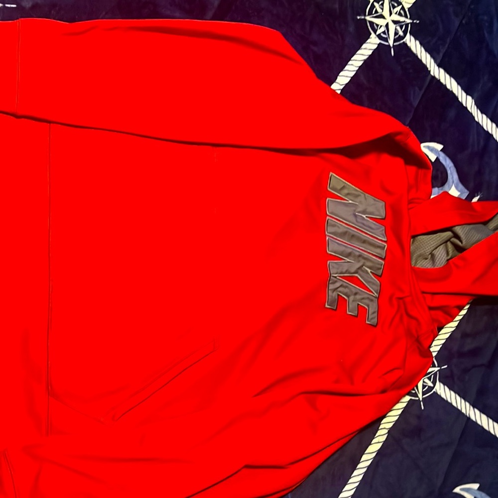 Am selling a nike hoodie